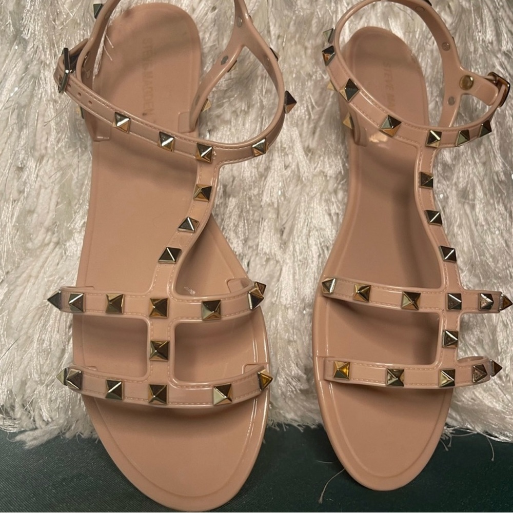 Tan Steve Madden jelly sandals with gold studs. Brand new! Never worn.